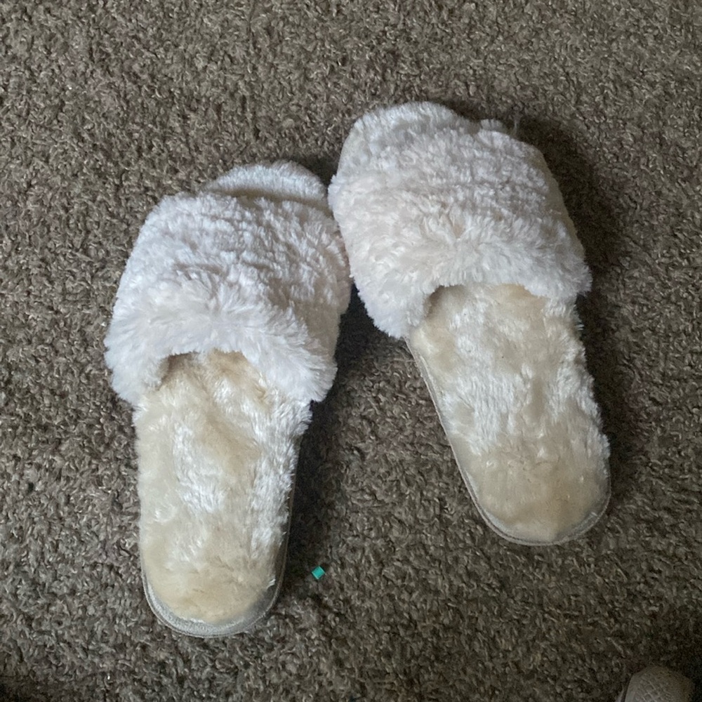 Never worn slipperss